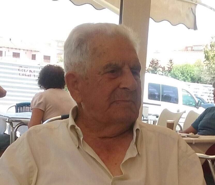 URGENTE
Se solicita colaboración vecinal ante la desaparición en la mañana de hoy viernes 10 de noviembre de Antonio José Pérez. Fue visto fue esta mañana a las 10.30 horas por  la Oficina de Correos de Lora del Río. Si tiene  algún detalle, póngase en contacto 95 580 20 13. G.C.