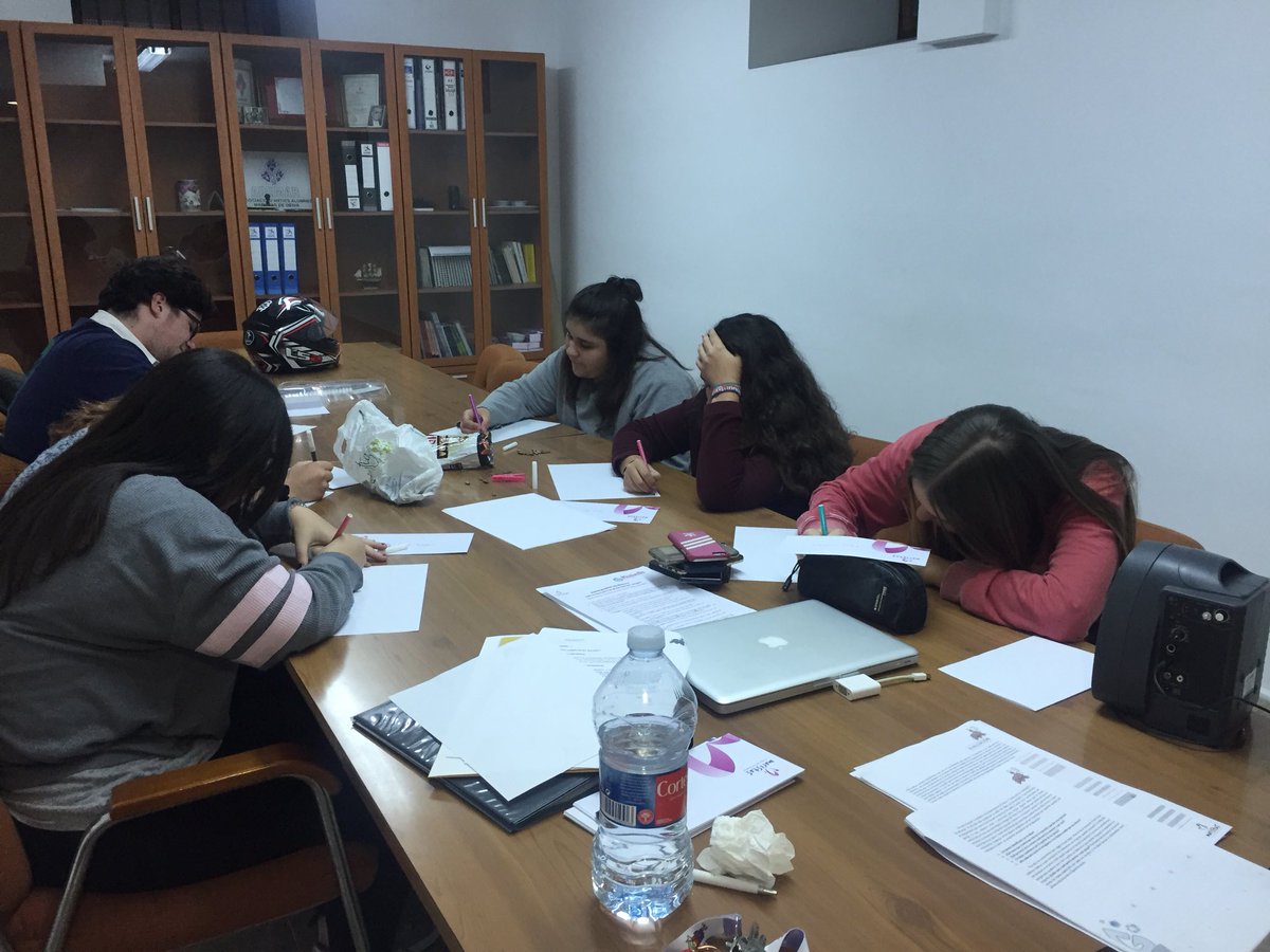GVXDenia's tweet photo. Y nuestro grupo de #Marcha3 ha estado trabajando la #Autoestima y las #RRSS con sus animadores. @maristasdenia https://t.co/Y52LHXL0rg