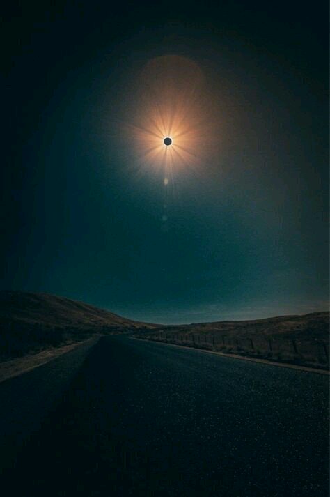 FluggeThomas's tweet photo. Eclipse II https://t.co/WtRIaJ8ap0