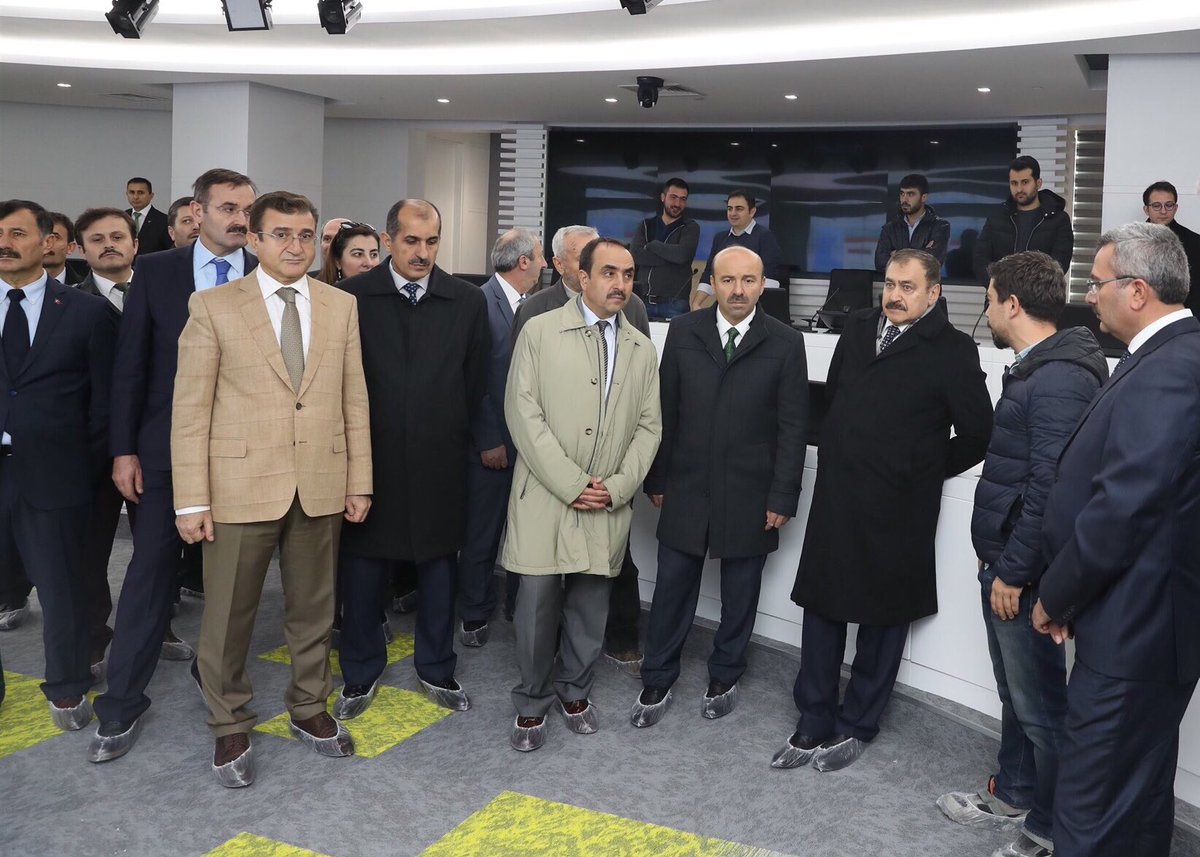 dijital_hafiza_'s tweet photo. Orman ve Su İşleri Bakanımız  @VeyselEroglu Bakanlığımız Bilgi İşlem yeni merkez binasında yapımı tamamlanan Tahminler, Veri İşlem ve Afet Koordinasyon Merkezi’nde incelemelerde bulundu. https://t.co/qOoBjf94xD
