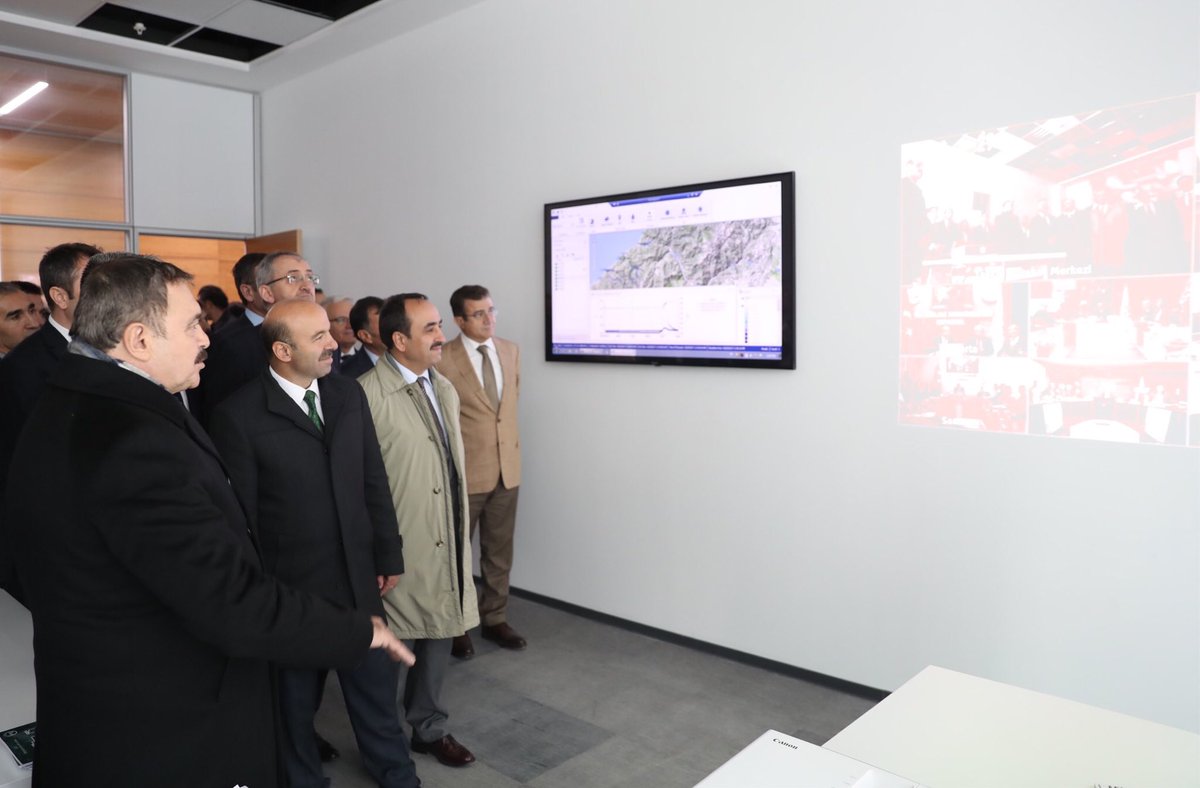 dijital_hafiza_'s tweet photo. Orman ve Su İşleri Bakanımız  @VeyselEroglu Bakanlığımız Bilgi İşlem yeni merkez binasında yapımı tamamlanan Tahminler, Veri İşlem ve Afet Koordinasyon Merkezi’nde incelemelerde bulundu. https://t.co/qOoBjf94xD