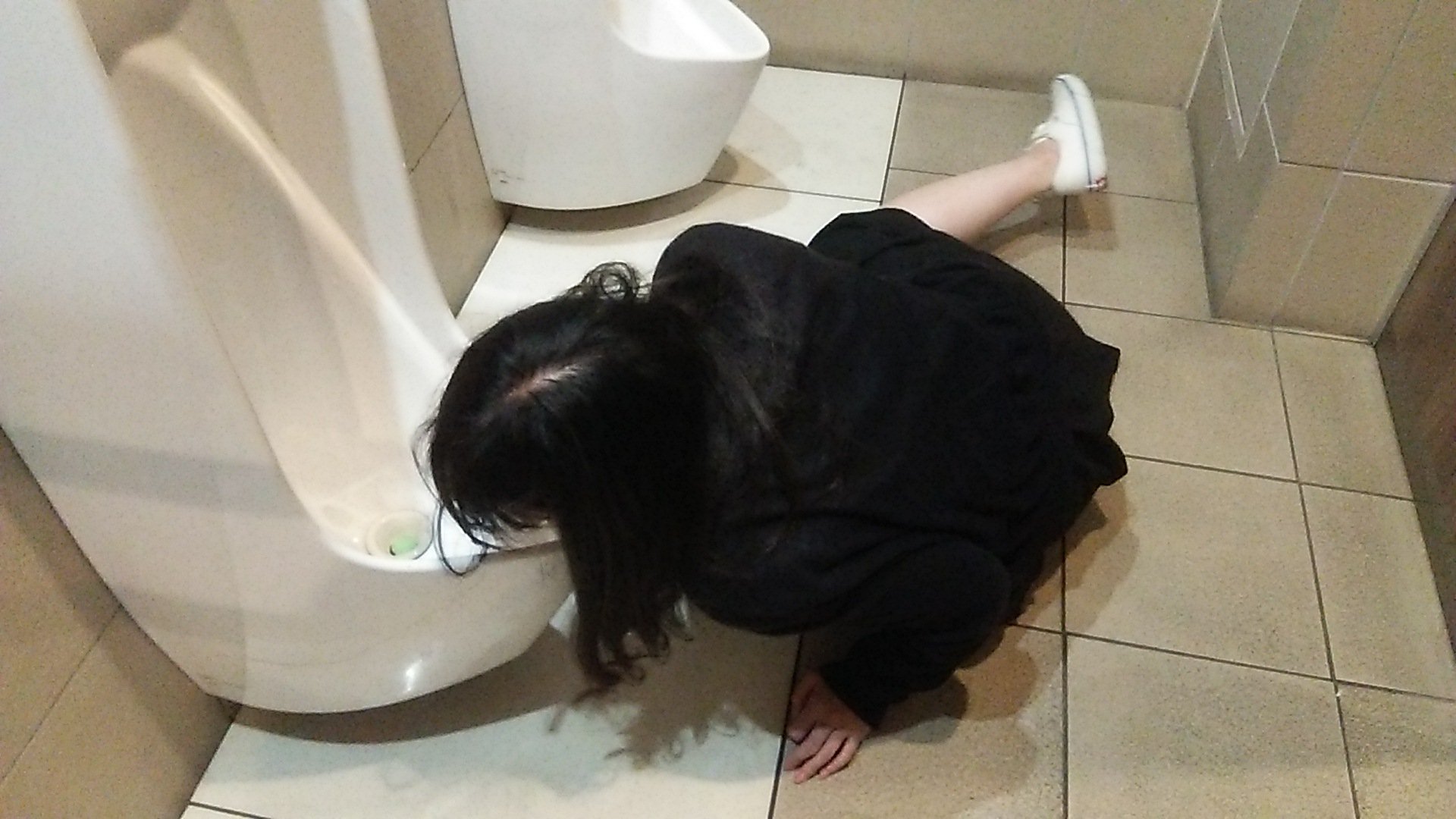 便器 舐め 