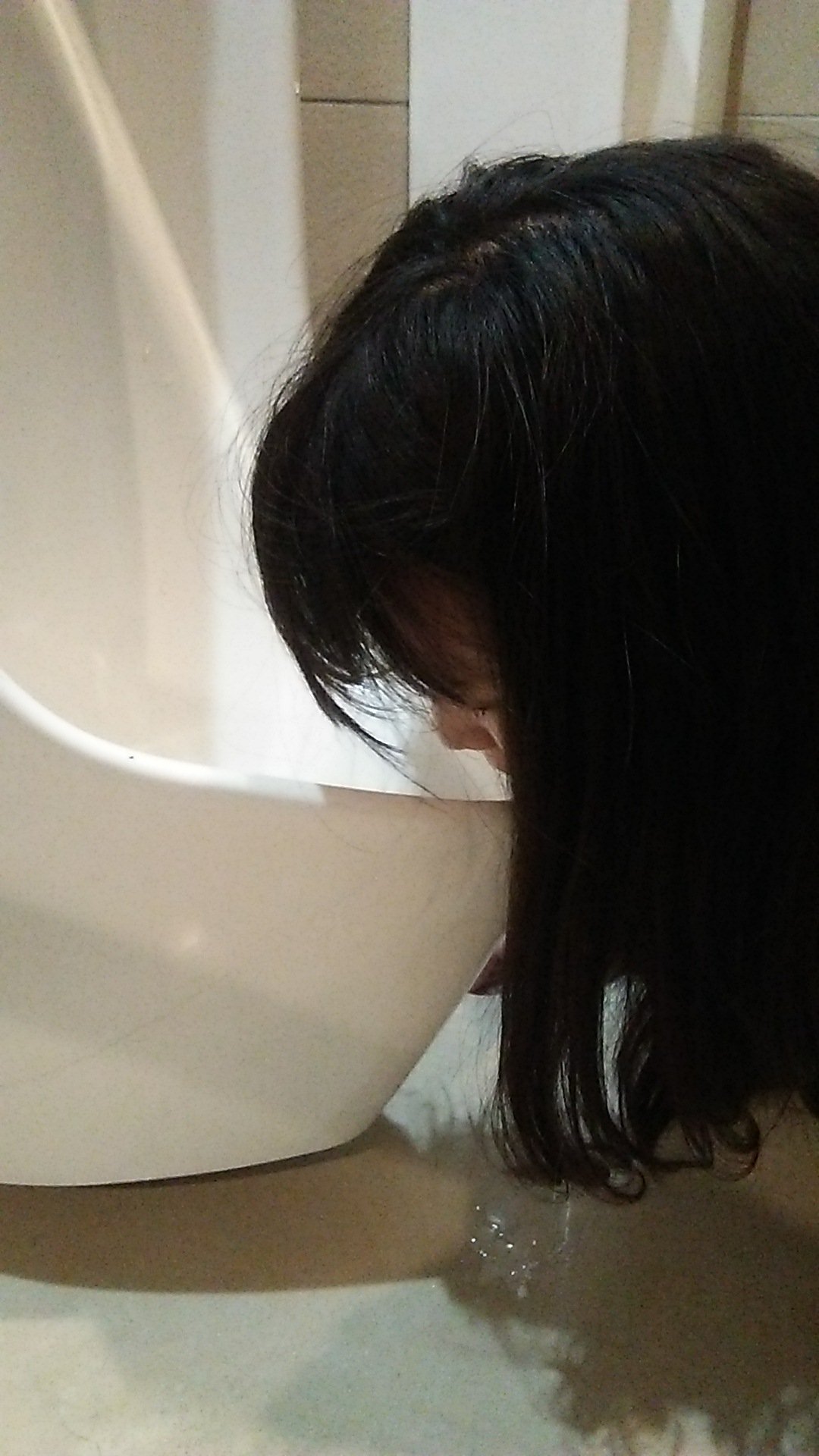 女子トイレ　便器舐め 