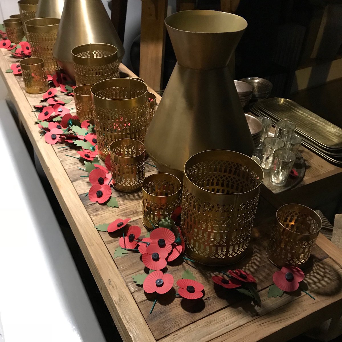 bagelandgriff's tweet photo. Poppies in the window.
#Remembrance #RemembranceDay2017 
#Rembrancesunday https://t.co/T5yuupSiGg