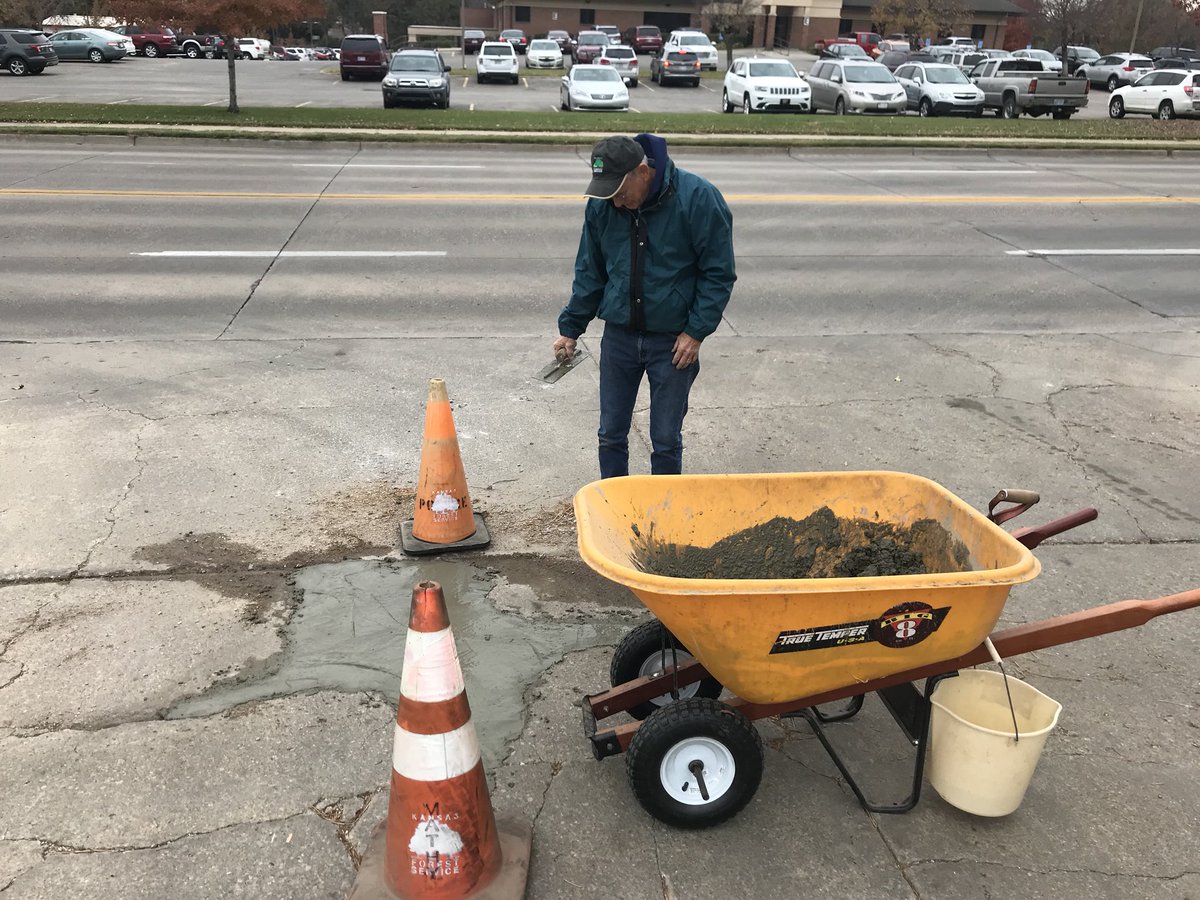 KSForestService's tweet photo. This veteran, State forester Larry Biles, on #VeteransDay, fixing a pothole in the #KansasForestService driveway on his day off, using his own materials, because “it simply needed to be done...” This, folks. 💚 #LarryBilesForPresident 🇺🇸 https://t.co/MCHEeTTmNA