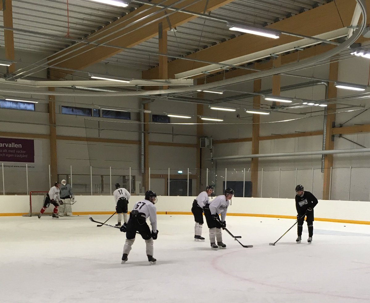 brooklyntigers's tweet photo. Helgens bortaturné börjar med ett träningspass i Östersund för J-20 🏒👍😃 #btj20 #brooklyntigers https://t.co/ngv76jNg3P