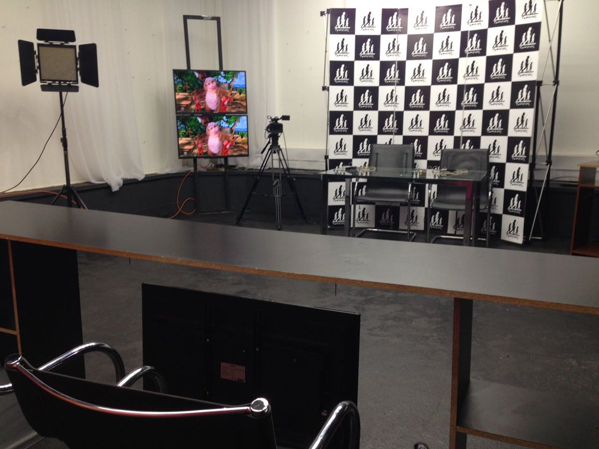 h_azurmendi's tweet photo. Preparación set @PrimitivosCL #debatevaldiviacl hoy 20hr con @Carla_Amtmann @elfrente_amplio @NegoMardones #JCTobar @PDC_Chile & @EduardoSalasPri #valdiviacl en conjunto radio regional @SomosRegionalFM #expressopolitico https://t.co/7oGVplM1kl