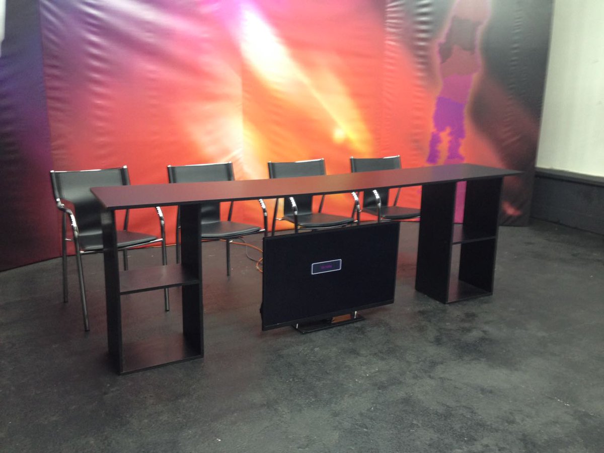 h_azurmendi's tweet photo. Preparación set @PrimitivosCL #debatevaldiviacl hoy 20hr con @Carla_Amtmann @elfrente_amplio @NegoMardones #JCTobar @PDC_Chile & @EduardoSalasPri #valdiviacl en conjunto radio regional @SomosRegionalFM #expressopolitico https://t.co/7oGVplM1kl