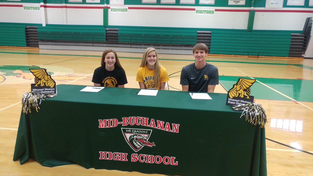 MsMaP2's tweet photo. Seniors raising the bar! #FutureGriffons #Classof18 @bgilbert181 @hunterscaggs literally are in track. :) @rumpfj32 https://t.co/0Vd1LiXrrN