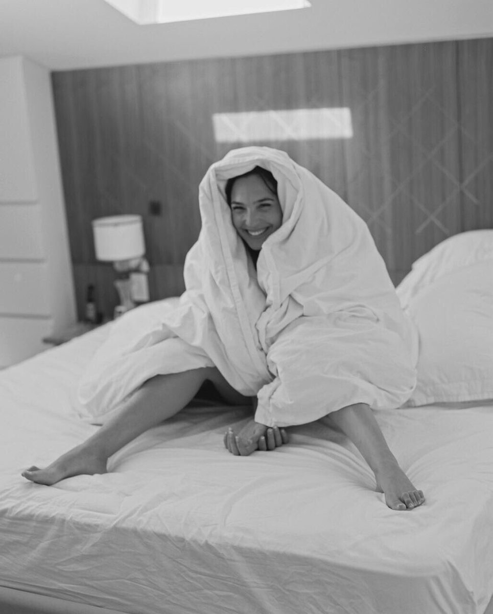 GalGadot's tweet photo. It might be unrealistic but my weekend goals! 😴 https://t.co/mvMDb4o7Kr
