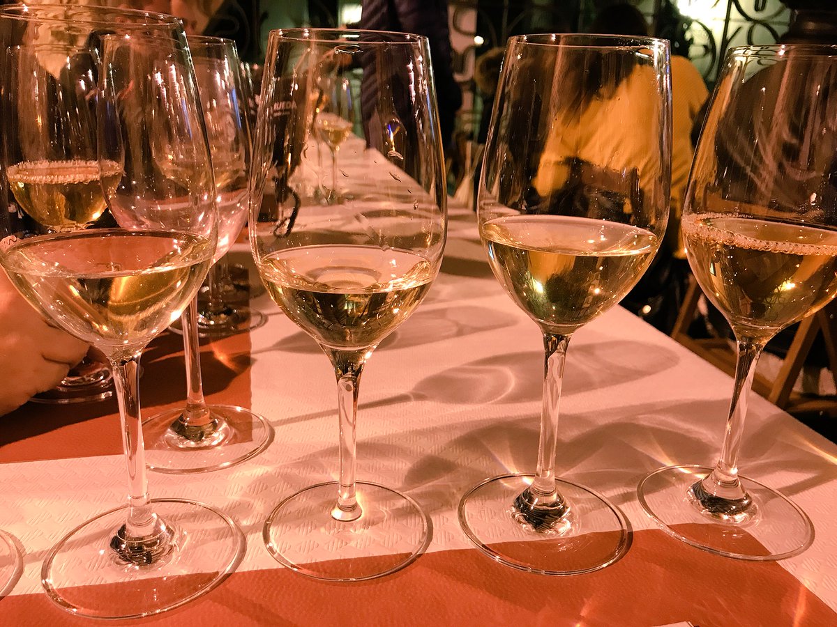 alacartemenus's tweet photo. Paseo por @MasComtalVins @Cellers_ATRoca @castellroig y @Descregut_Vins de la mano de @ovillagarcia @TempsdeVi en la #firadenovembre @dopenedes https://t.co/N4WuG1528u