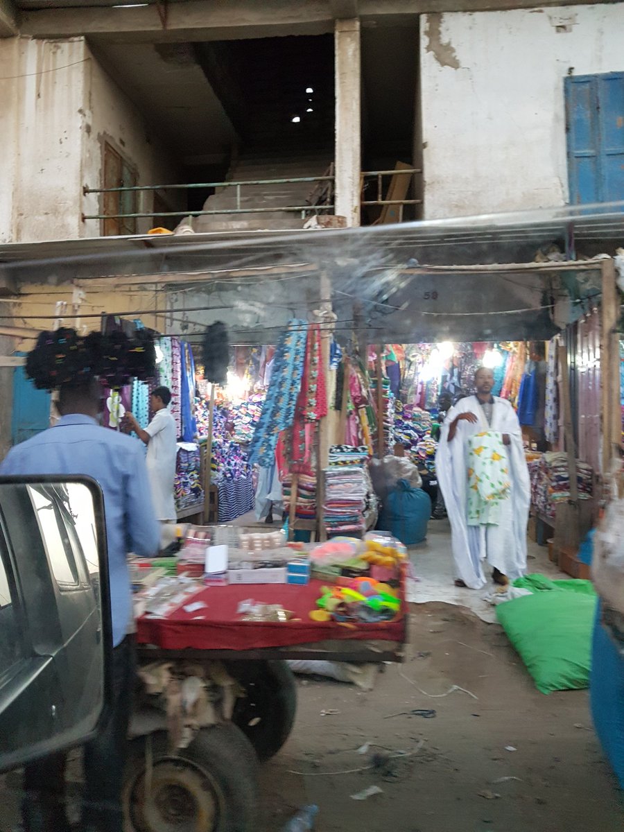 Lodevos's tweet photo. #Transsahara in #Nouakchott na een hete dag in de woestijn. Met klapband #onderdeelvanhet avontuur https://t.co/vOKv6cSi3w