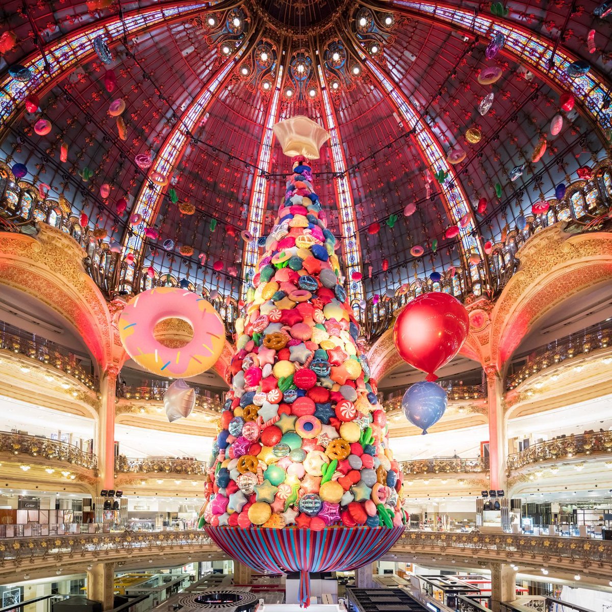 🎄 Eccolo qua, ultimato e in tutto il suo splendore!
L’8 Novembre le <a href="/Galeries_Laf/">Groupe Galeries Lafayette</a> di #Parigi hanno inaugurato l'iconico Albero di #Natale.
Il tema di quest'anno è "Spectacular Spectacular Christmas". Che ne dite? Per noi non c'è dubbio: questo albero è davvero SPETTACOLARE!