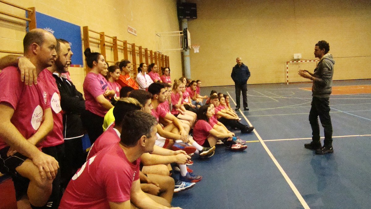hbcamargo74's tweet photo. #Movember Colaboramos con @LaJaulaSDR que nos visitaron en el entrenamiento de ayer y nos acompañarán el domingo en el Pedro Velarde https://t.co/asj3kwdRTc