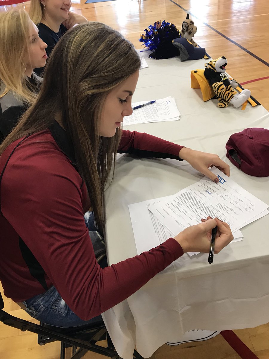 Madlow32's tweet photo. #SIGNED #UMASS22 https://t.co/Wi8VO63Pg3