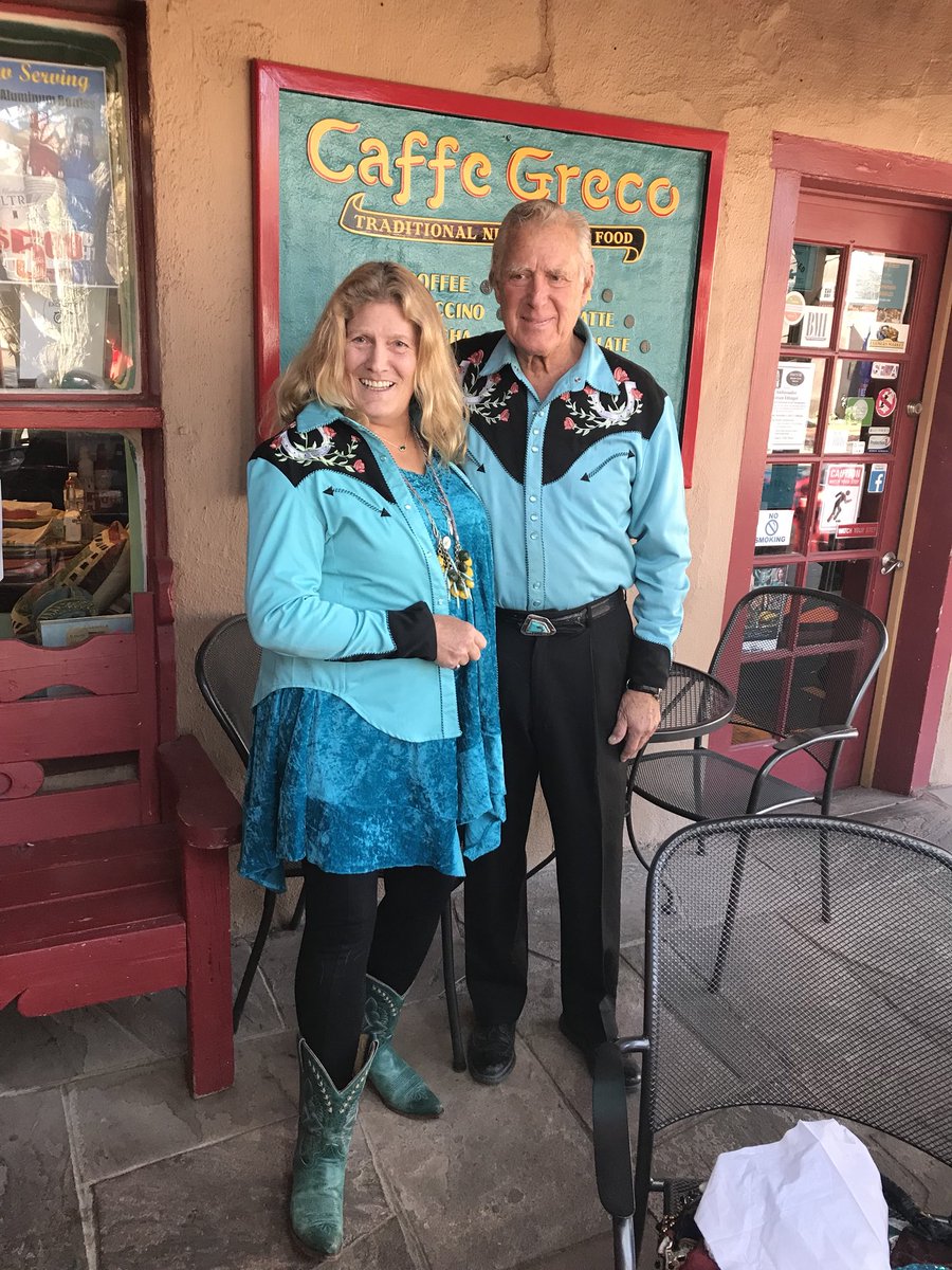Jacquelinesplac's tweet photo. @Jacquelinesplac there is always a #FallFashion2017  #momemt. try a matching #turquoise #westernshirt today. #NewMexicoTRUE #SantaFeTrue #Canyonroad https://t.co/yXC7J3Mq8f