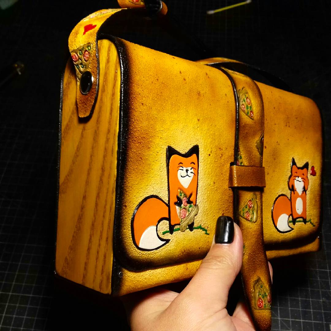 LeatherHedgehog's tweet photo. Yahoooo! 😄
I finished it!
💲Tomorrow will be on Etsy shop💲 ))
#leather_hedgehog #leather #leatherbag #bag #foxandpie #pizza #did #leatherfox #mimi #womanbag #wood #giftbirthday #gifts #gift #etsy #etsyleather #presents #carved #smallbag #carving #handcraft https://t.co/ypyxqHlwSw