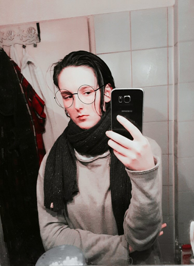ay_Flame's tweet photo. When you can go from adorable 13 year old-looking, but you're actually over 18, to disgusting asshole wannabe rich art student in the same week? #probablycursed #idk #iwasbored #andintheneedtopostsomething https://t.co/bjJ35M55Ze