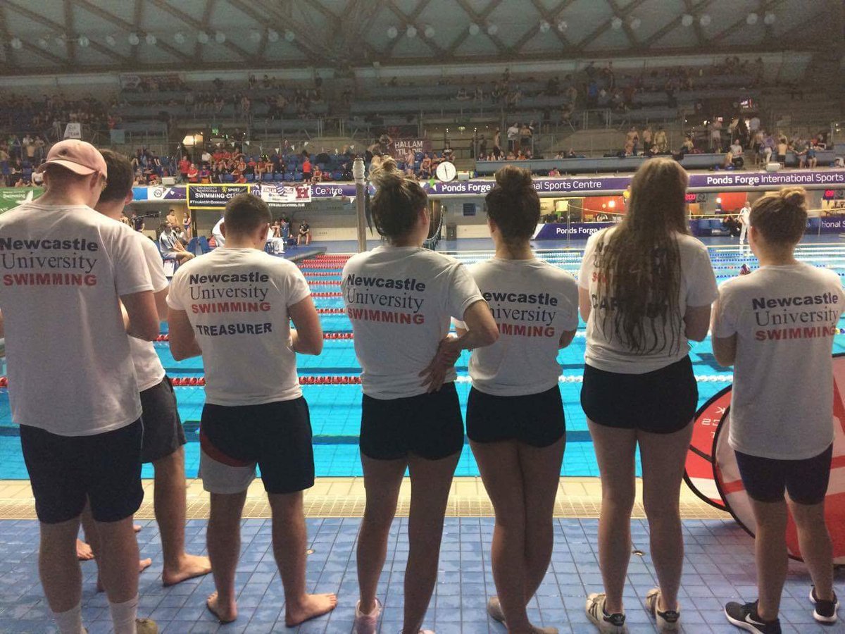 The team supporting Charlotte Duff in the 800m free, the first event to kick of the weekend!
