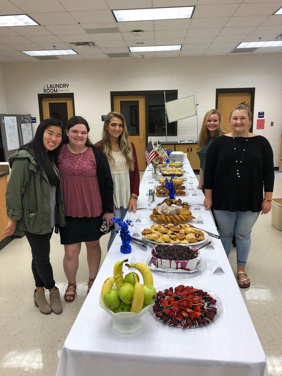 RRKnightsFCCLA's tweet photo. These FCCLA ladies did an amazing job decorating and preparing breakfast for Veteran's Day! https://t.co/16h8C2jXSJ