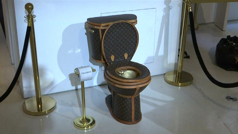 g1's tweet photo. Você pagaria US$ 100 mil por uma privada da Louis Vuitton?
https://t.co/zxFD0vPJKe #G1 https://t.co/kK9yaYLvzN