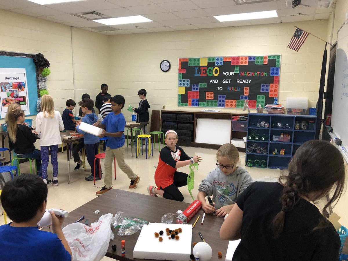 Shakerag_AP's tweet image. Makers’ Space Morning to create our Wild Robot critters!! 🤖 🦔🐿🦊🦆🦉 #GRA17 #GRAWild @MsDeMuroGLC