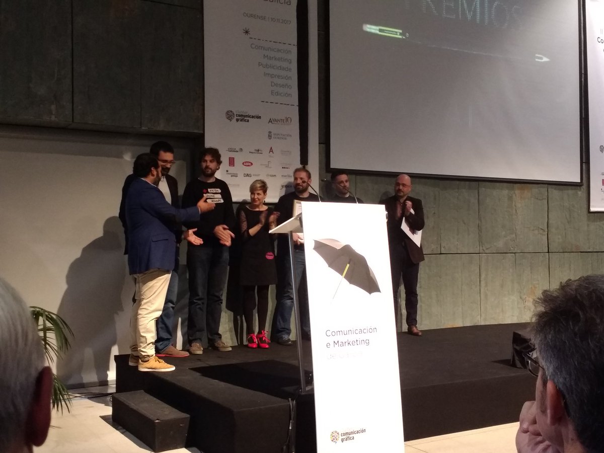 GrupoFinsa's tweet photo. #GlobalRefuge presentado en @CasaDecor por @cenlitros y #Finsa recibe el primer premio al mejor diseño industrial en los II Premios Paraugas de Comunicación y Marketing de Galicia #ComGalicia17 https://t.co/m8PPK80DD0