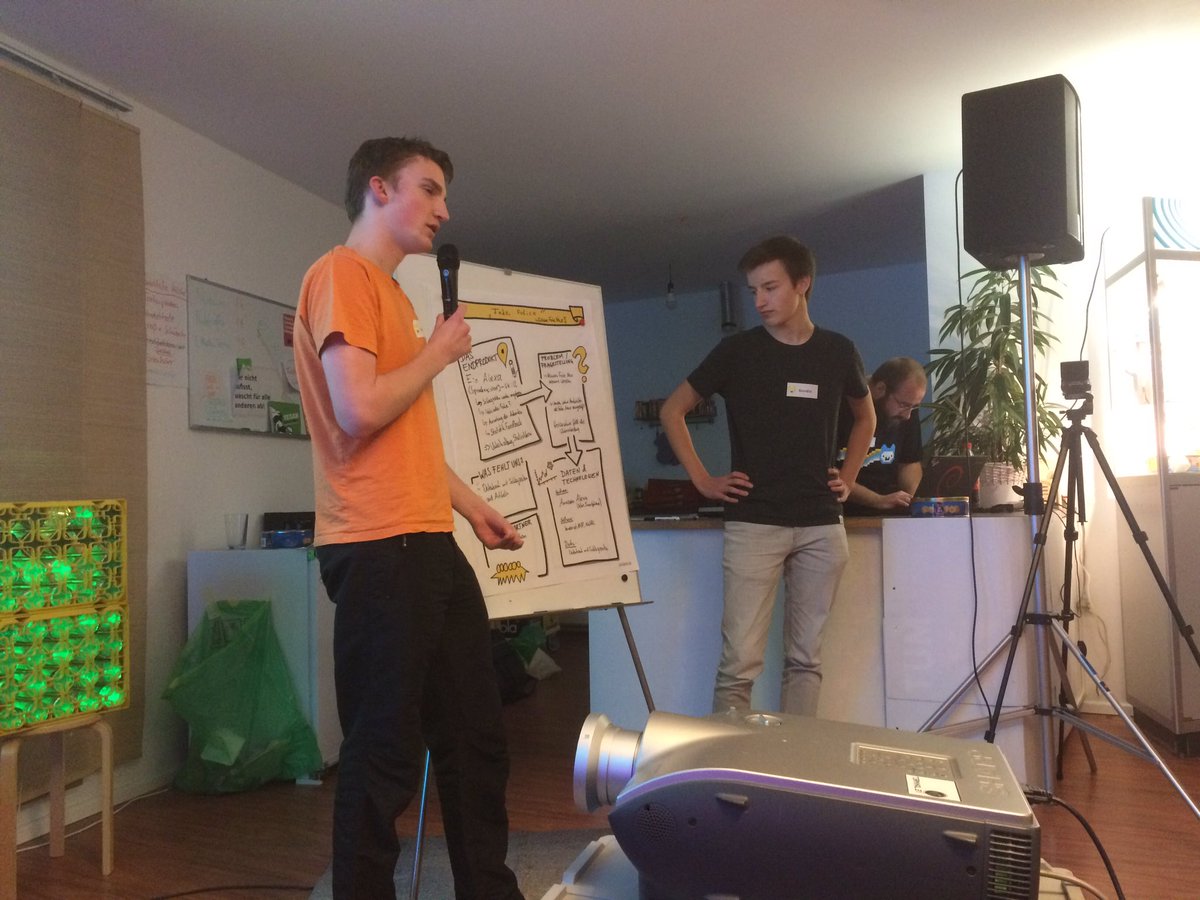 jhackthalle's tweet photo. Gute Projektideen werden vorgestellt. Spannend!!! #jugendhackt #jhackthal 🎤❤️😎🤗😍 https://t.co/calBjwIF2C