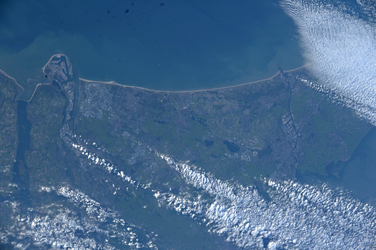 AstroKomrade's tweet image. There is always something interesting to see on the canals of Amsterdam.  #OneWorldManyViews
