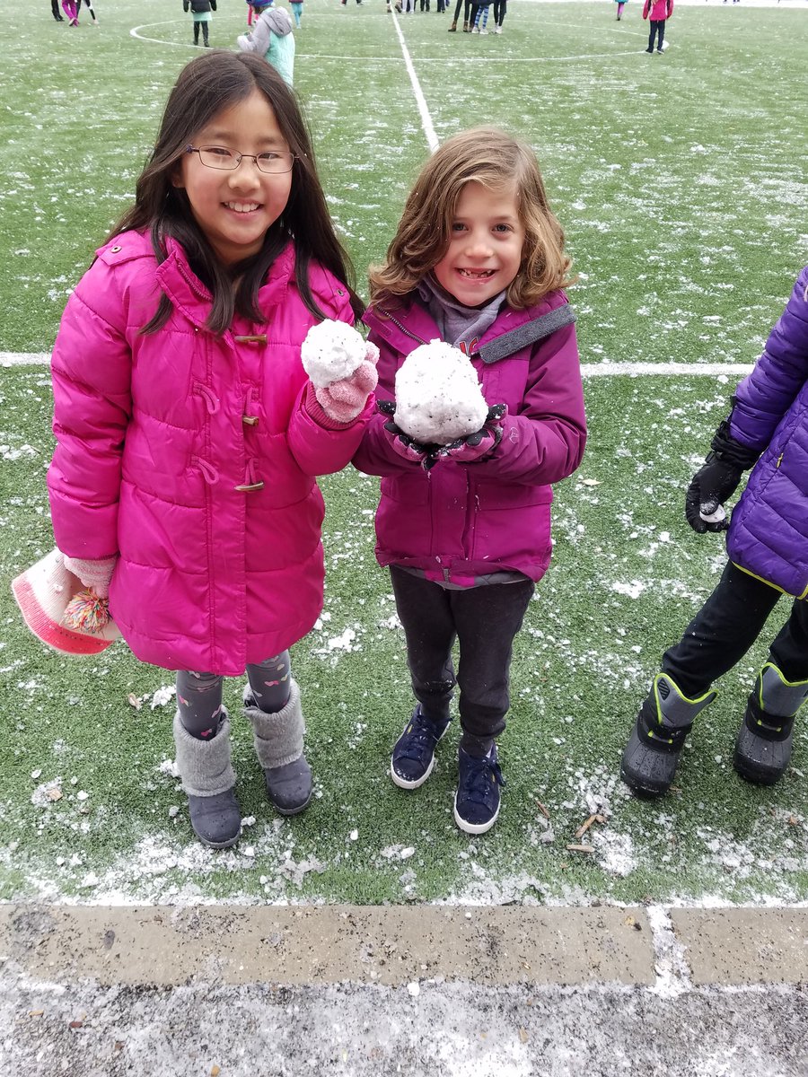 MoodyGrKG's tweet photo. YAY for snow! We loved making miniature snowpeople being during lunch/recess❄❄❄ #Irving97 #OakPark97 #op97 #cold #happyfriday https://t.co/NAn5DIYyFH