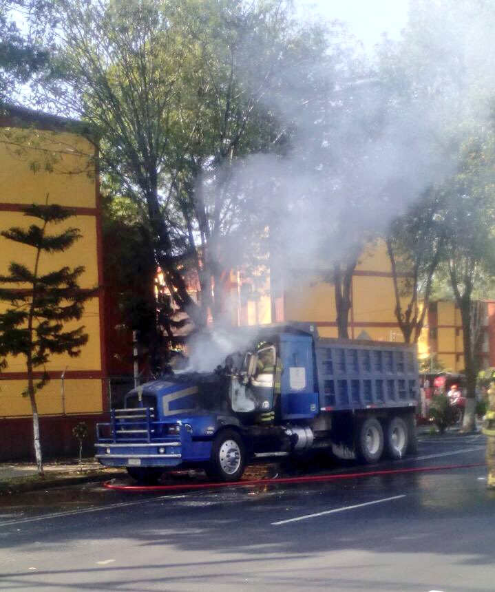 MrElDiablo8's tweet photo. Bomberos controlan incendio de vehículo sobre Eje 3 Oriente, Carlota Armero, y Mariquita Sánchez, Col. Culhuacan, CTM Sección VII, COY. No hay reporte de lesionados. https://t.co/SoseMDq5el