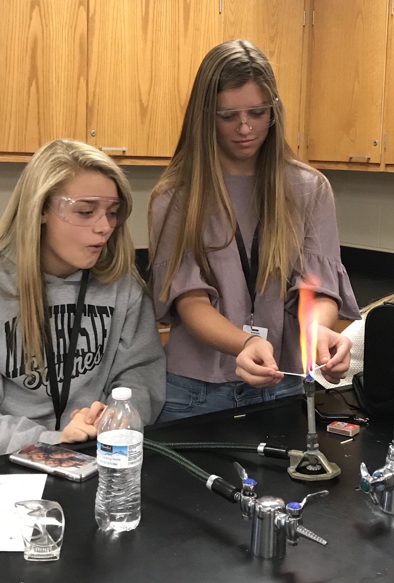 MCS_Chemistry's tweet photo. Learning about light! 💡⚗️🔥 #SquireStrong #SquireScience https://t.co/OFEVjAWfPg