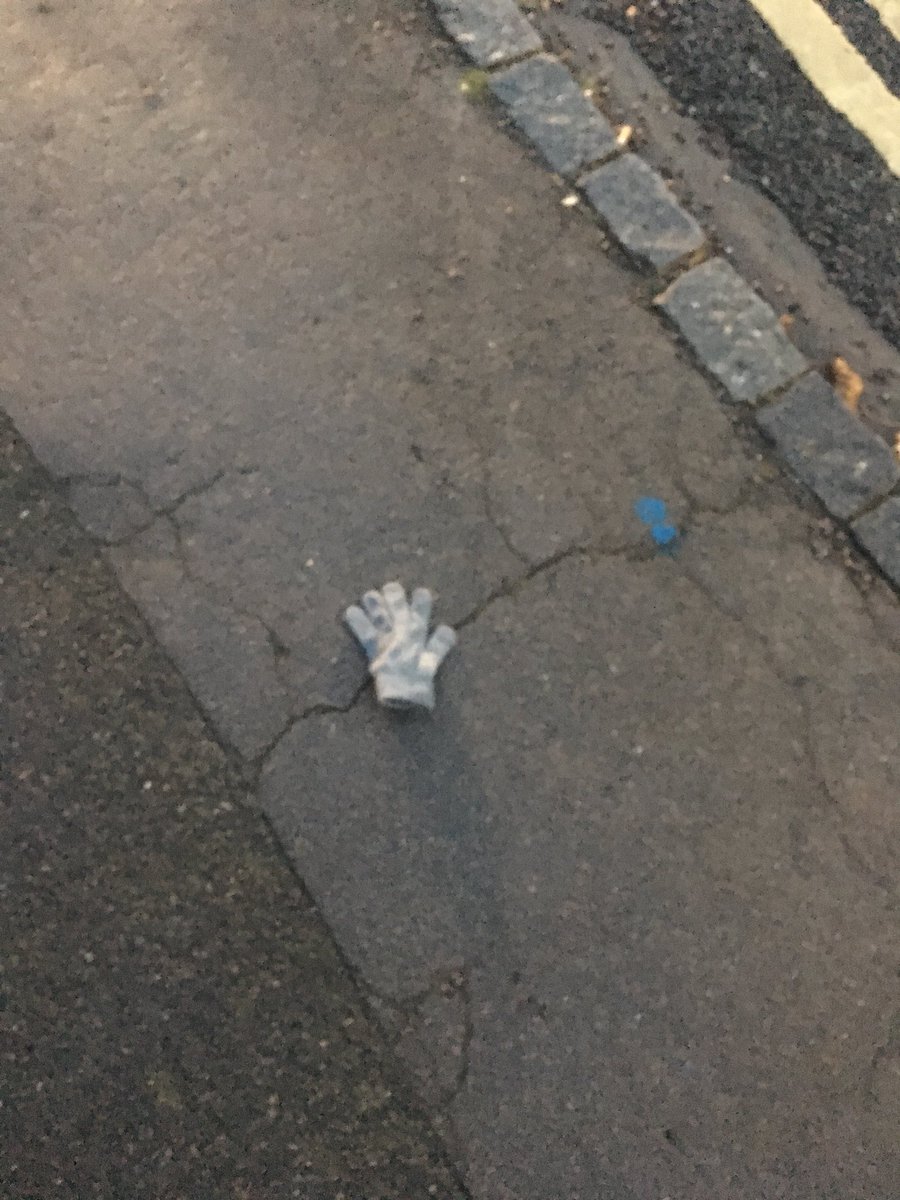 Lonely glove, so early in the season, Bartholomew Road, littlemore/Cowley <a href="/Stagecoach_Ox/">Stagecoach_Ox</a> <a href="/OxfordBusCo/">Oxford Bus Company</a>