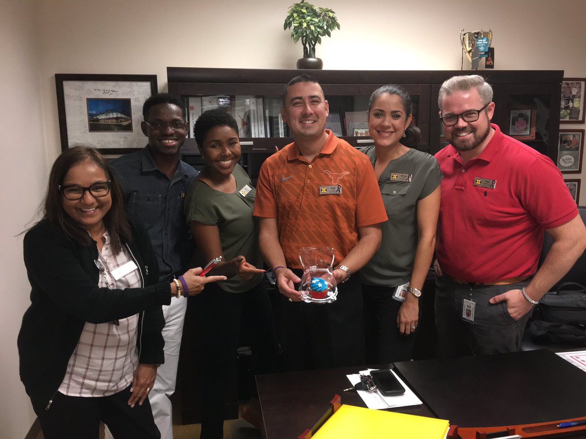 TeamCocoCreek's tweet photo. Celebrating #VeteransDay2017 with our HR Team @TeamCocoCreek. Happy Veterans Day. @TeamSemGaming @SemCasinoCoCo https://t.co/aFNOPlvyEh