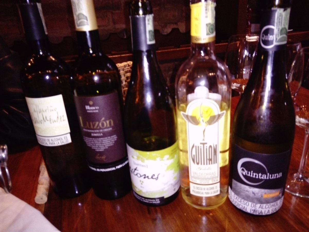 hjohnfsommelier's tweet photo. Cata de vinos blancos #Godello #Garnachablanca #Airen #Maccabeo #Verdejo @EmbajadaEspCol @Carlos7alella @JMiquelWine @winetourismo @RiasBaixasWines https://t.co/QhDXv3HUD7
