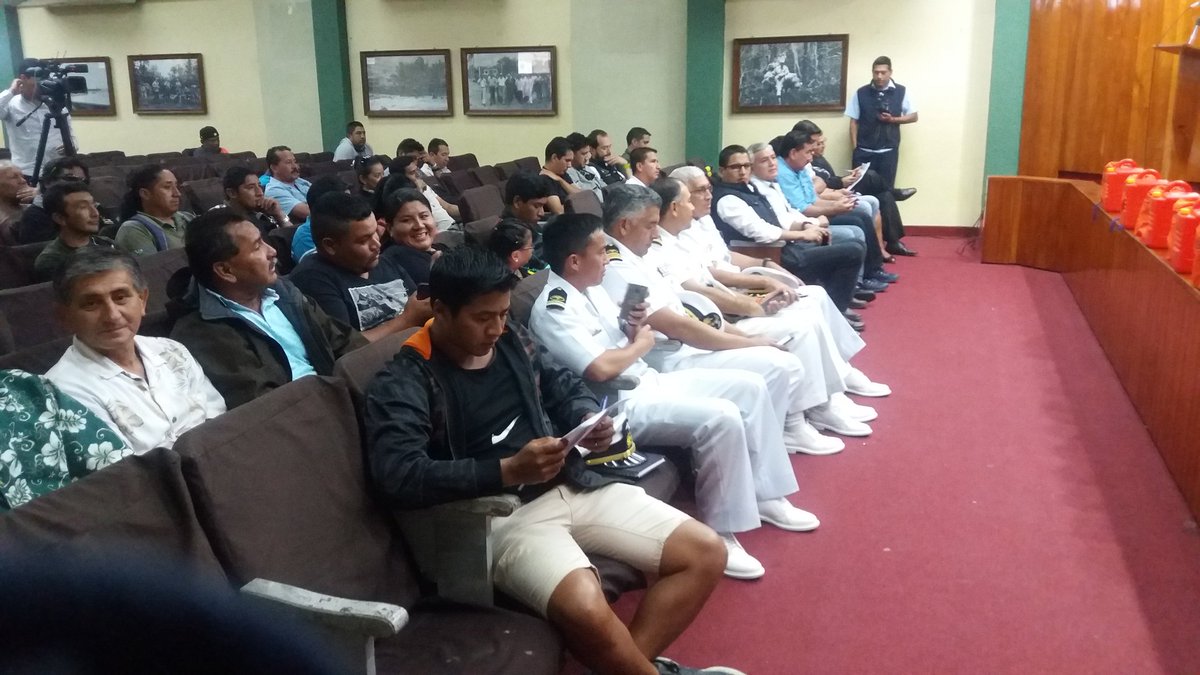 CAPAYO2015's tweet photo. #SectorPesquero Diálogo con el sector pesquero y entrega d suspensiones. Ministerio d Acuacultura y Pesca  Capitanía d Puerto Ayora, Dirnea. https://t.co/XfmlCwzMNV