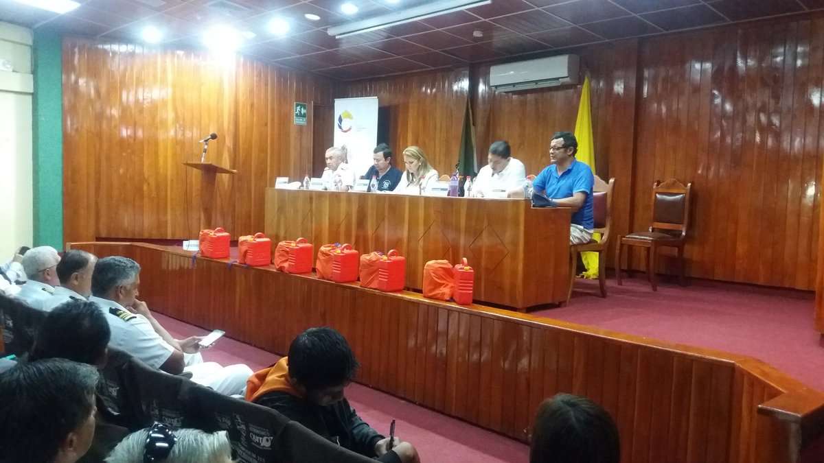 #SectorPesquero Diálogo con el sector pesquero y entrega d suspensiones. Ministerio d Acuacultura y Pesca  Capitanía d Puerto Ayora, Dirnea.