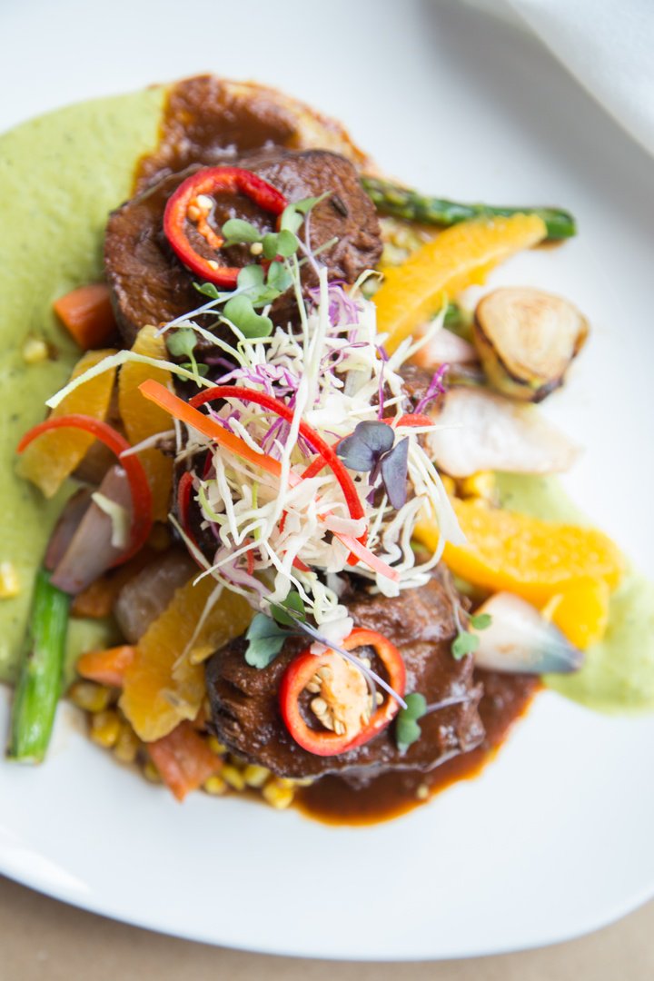 Costillas braised short ribs citrus mole negro, jalapeno green pea puree, roasted corn 🍖🌽🌶