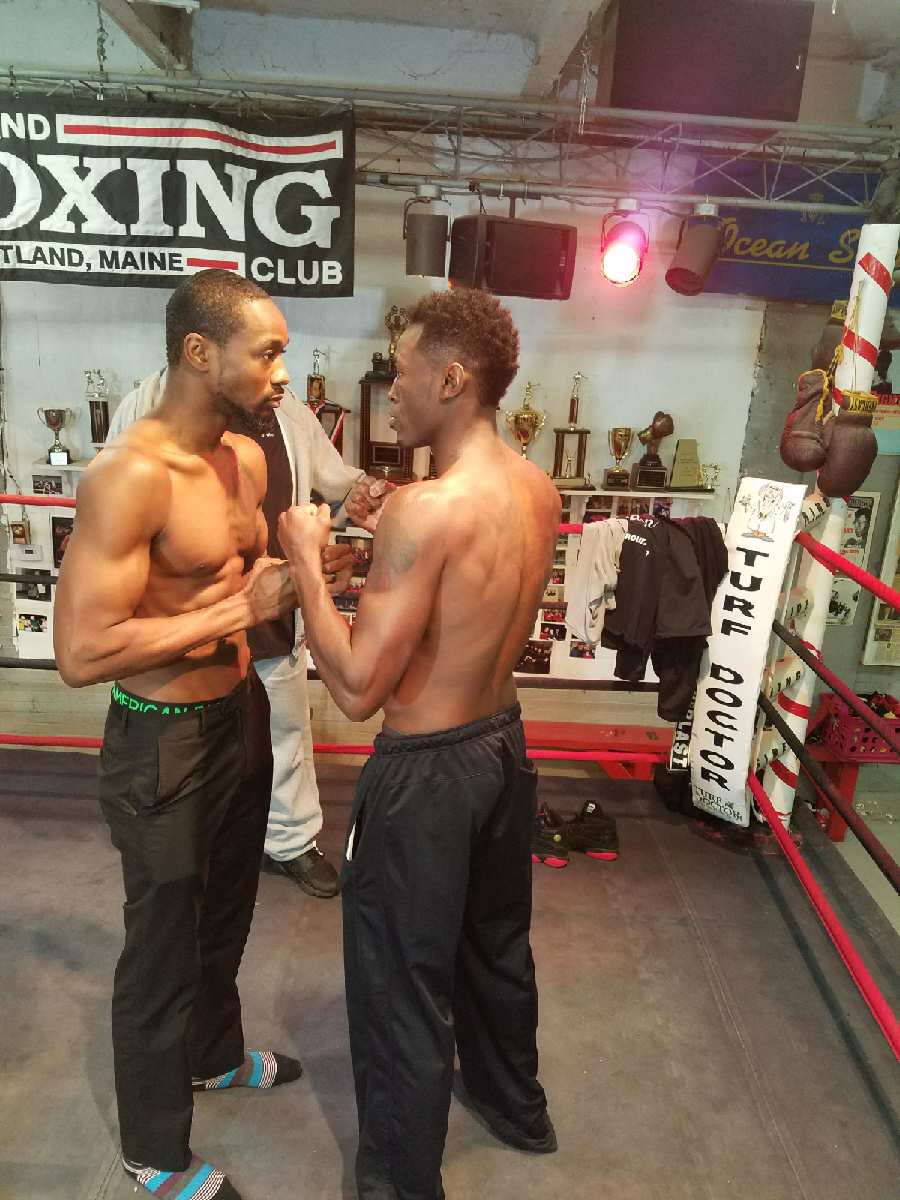 RAZERsportclub's tweet photo. @iam_Apollokidd Ready to go. Main event tomorrow night.
#RAZER #Boxing #Winners #Champions #ApolloKidd https://t.co/jKbRXGAqph
