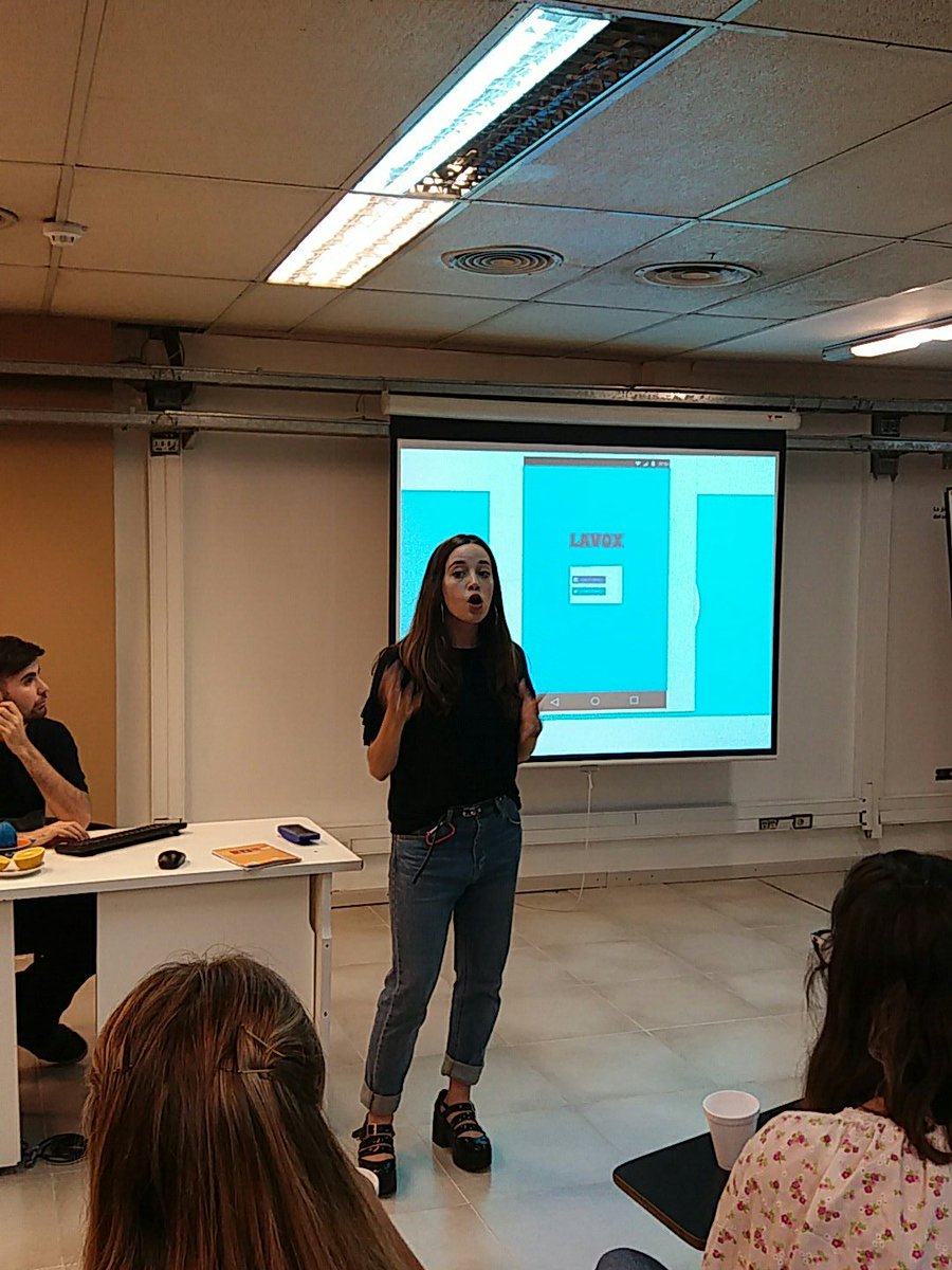 maijuju's tweet photo. Vane de la Colina presenta #lavox #hackatoncup https://t.co/KOR44KC6TW