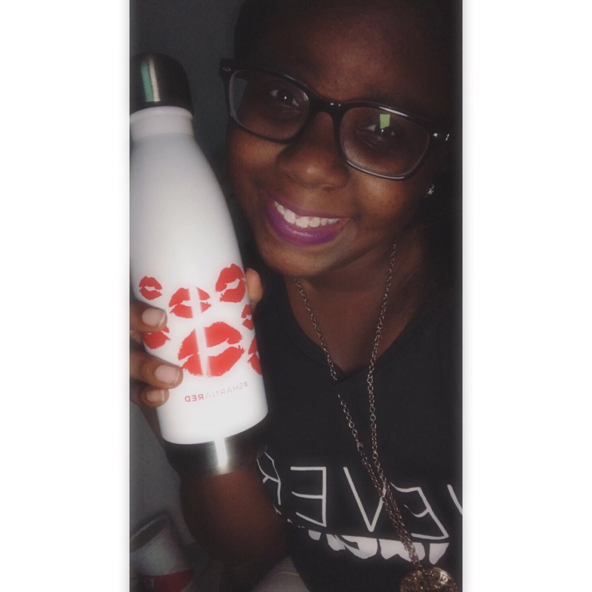 qveenbayla_'s tweet photo. Yessss my #SharnaRed bottle came π©β€οΈπ iβm obsess with it already @SharnaBurgess https://t.co/3licEXaLYn