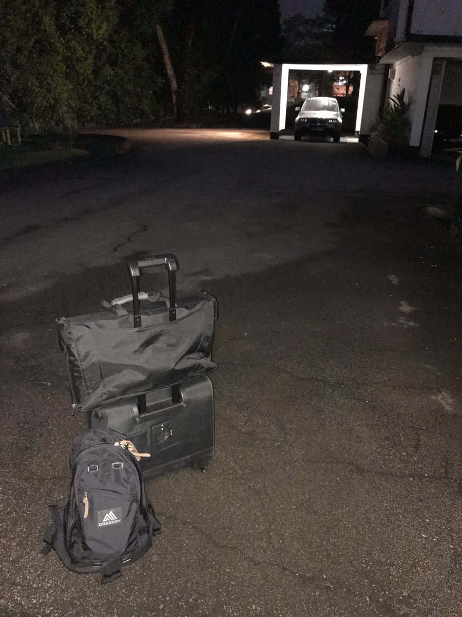 MartinSoong's tweet photo. Kissed sleeping wife goodbye, cab on the way. #TeamCNBC pro-MNL, anchor-leg #TrumpAsiaTour. #OnTheRoad #OhDarkHundred @CNBCi https://t.co/vUiGMyHFJv