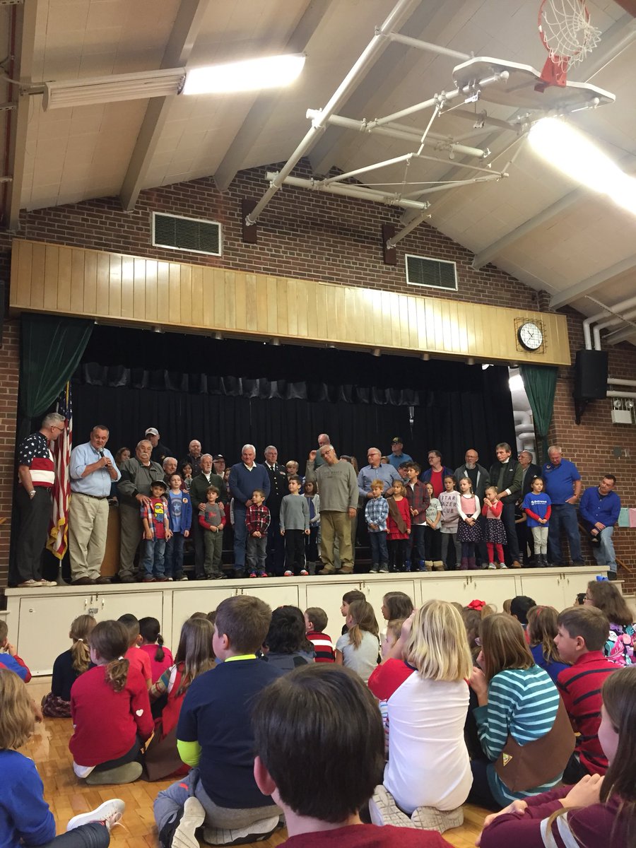 ResourceD96's tweet photo. Thank you Veterans!! #d96inspires #hollywoodhuskies https://t.co/EGyz3GAtrJ