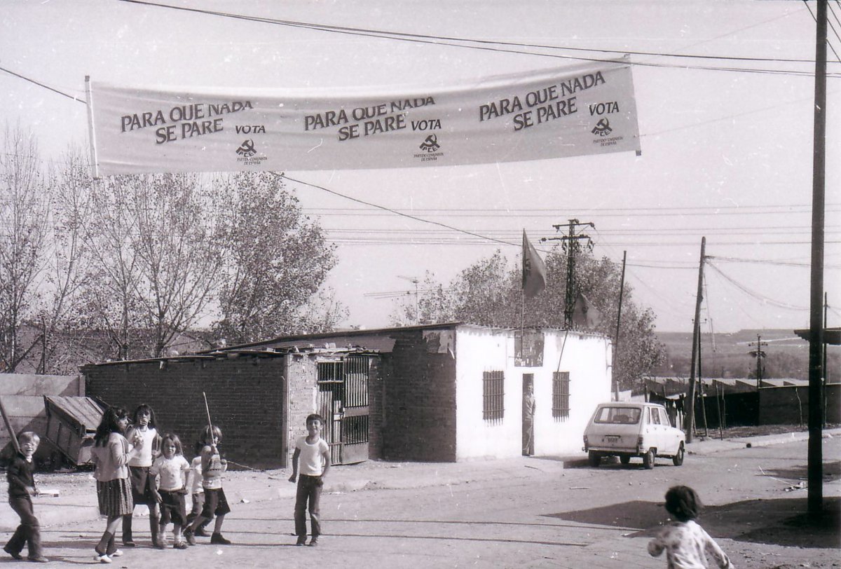 ConchiBarrios40's tweet photo. Menuda Semana Santa, la de este año. Han legalizado a los comunistas y luego a los sindicatos. Con la alegría, los hombres se cogieron una gran curda. En el barrio han tirado hasta petardos. https://t.co/HDqVFaMVSl