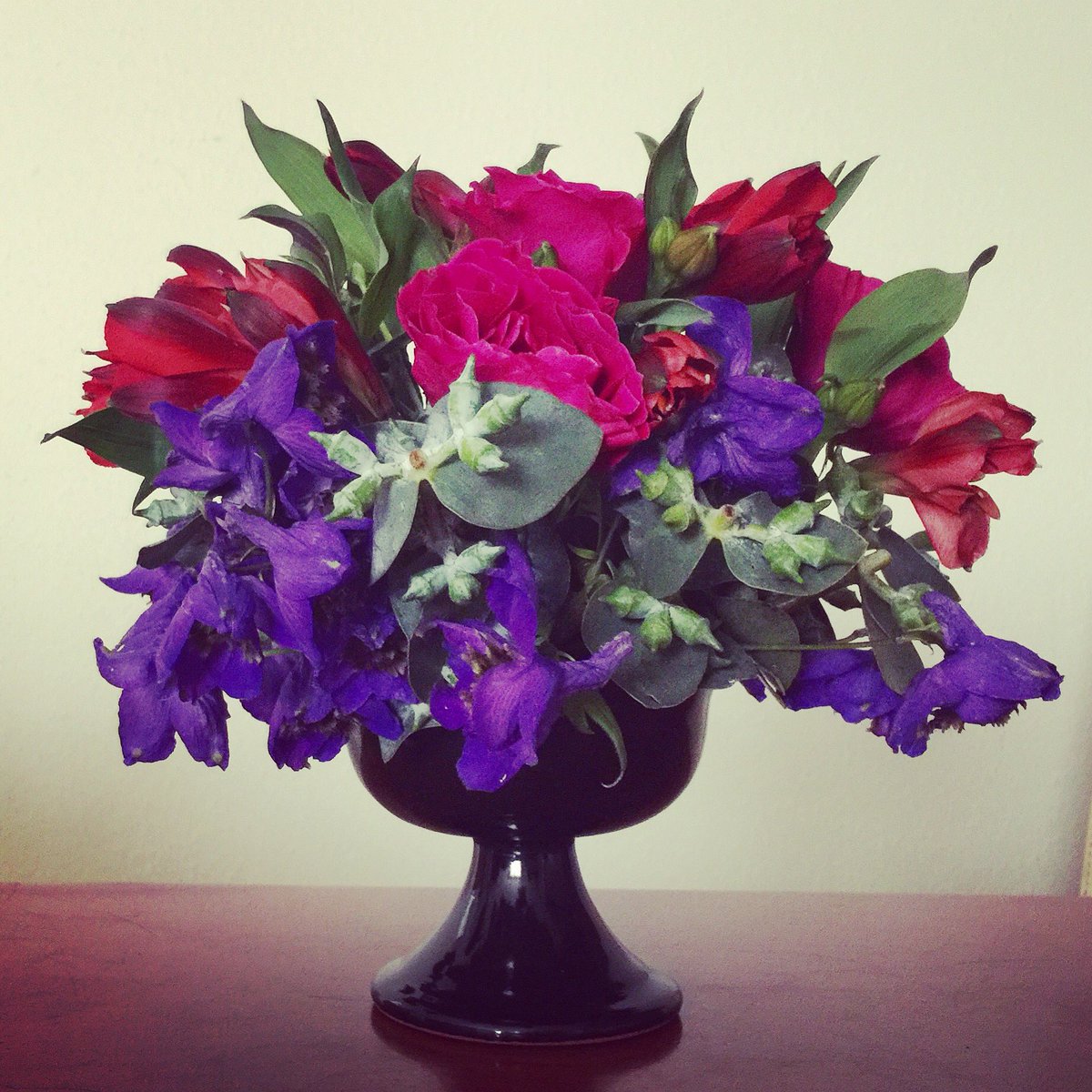 Fenellabyvf's tweet photo. #delphinium #miniroses  #astromelias #fucsia #minirosas #rosa #purple #black #flower #flowerdesign #arreglofloral #loveflowers #flores https://t.co/WQ8xsWpYGs