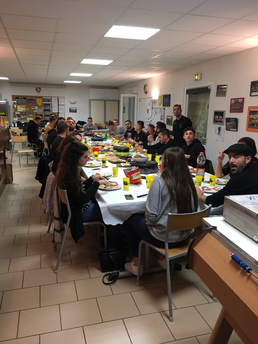 JSOuroux's tweet photo. #Raclette #MiseAuGreen #Viedegroupe #Largeur #Capitaine #Horsjeu #Pimousse #Sortezvouslesdoigtsduculbordel https://t.co/CBENlUzOv7