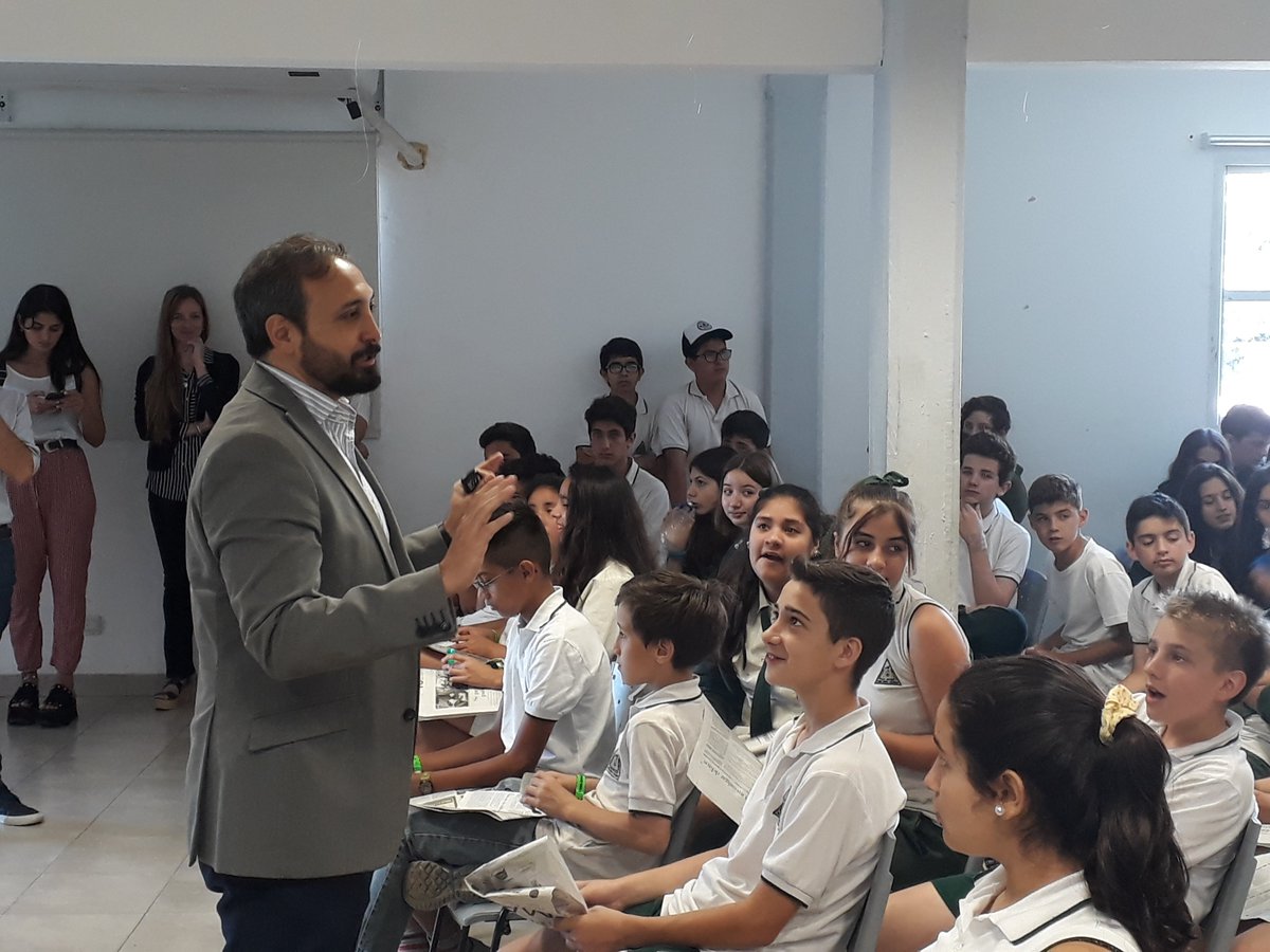 PartCiudTuc's tweet photo. SubSec de Participación Ciudadana en articulación con @educaciontuc  continua con #EscuelasPreventivas. Hoy estuvo @JoseFarhatok junto a un equipo de estudiantes del tercer año del Colegio San Javier capacitando a alumnos del segundo año de dicho Colegio.#JuntosEsMasSeguro https://t.co/TStWRErhlm
