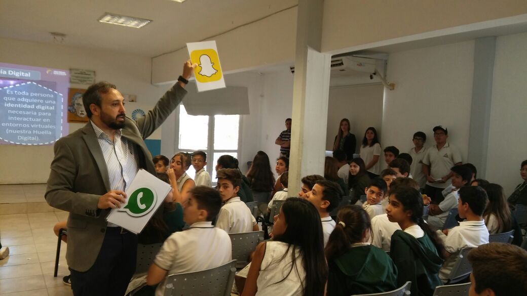 PartCiudTuc's tweet photo. SubSec de Participación Ciudadana en articulación con @educaciontuc  continua con #EscuelasPreventivas. Hoy estuvo @JoseFarhatok junto a un equipo de estudiantes del tercer año del Colegio San Javier capacitando a alumnos del segundo año de dicho Colegio.#JuntosEsMasSeguro https://t.co/TStWRErhlm