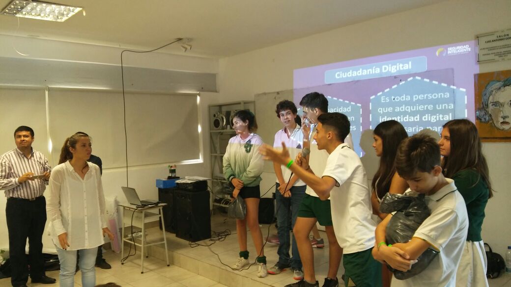 PartCiudTuc's tweet photo. SubSec de Participación Ciudadana en articulación con @educaciontuc  continua con #EscuelasPreventivas. Hoy estuvo @JoseFarhatok junto a un equipo de estudiantes del tercer año del Colegio San Javier capacitando a alumnos del segundo año de dicho Colegio.#JuntosEsMasSeguro https://t.co/TStWRErhlm