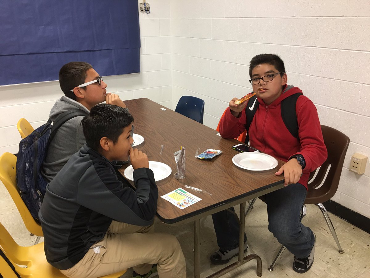 MrsGomez1003's tweet photo. A.R.Progress- Pizza Party 🎉📚🎈#7thgrade @mrsmellyrod @NTellez0908 @GiselaD16395679 @VMRamirez11 @raulmt12 @Oswaldo48251993 https://t.co/RCneJ78FQy